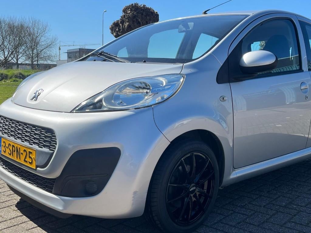 Peugeot 107 1.0 12V 5DR 2-TRONIC 2012 Grijs, Auto's, Euro 5, Stof, Zwart, 4 stoelen