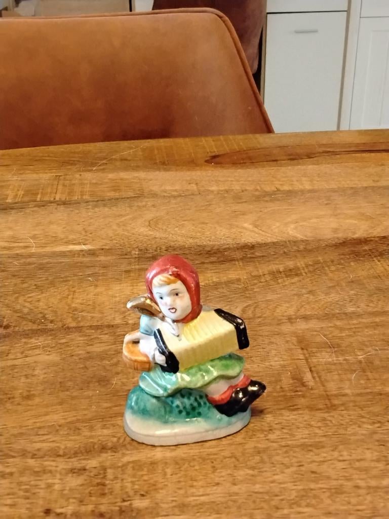 Vintage beeldje meisje met accordeon, Verzamelen, Ophalen of Verzenden, Gebruikt, Mens