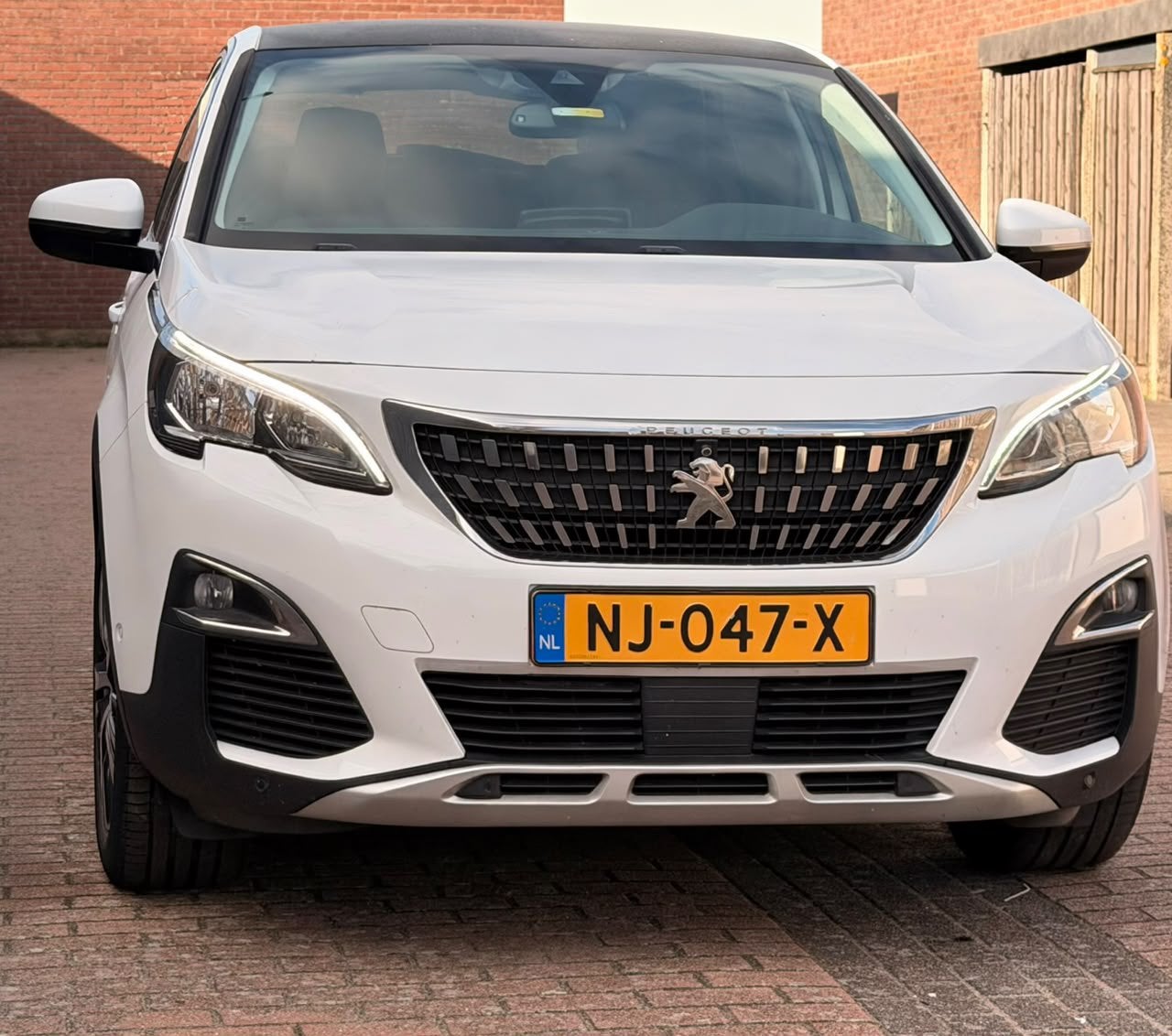 Peugeot 3008 1.6 Bluehdi 120pk EAT 2017 Wit, Auto's, Zwart, 4 cilinders, 1290 kg, Leder en Stof