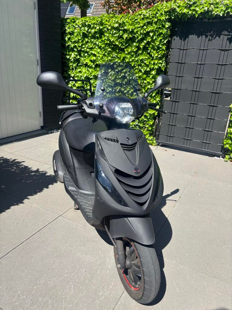 Piaggio Zip e5 2021 - Goed onderhouden, nieuwe gaskabel, Fietsen en Brommers, Scooters | Piaggio, Ophalen, Gebruikt, Maximaal 45 km/u