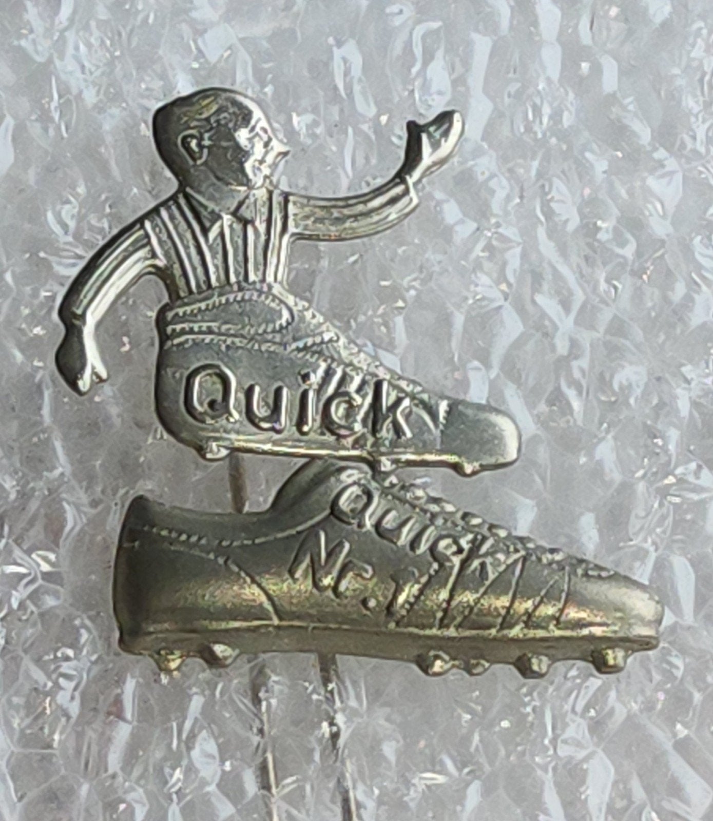 2 Speldjes Quick voetbalschoen, Ophalen of Verzenden, Gebruikt, Sport, Speldje of Pin