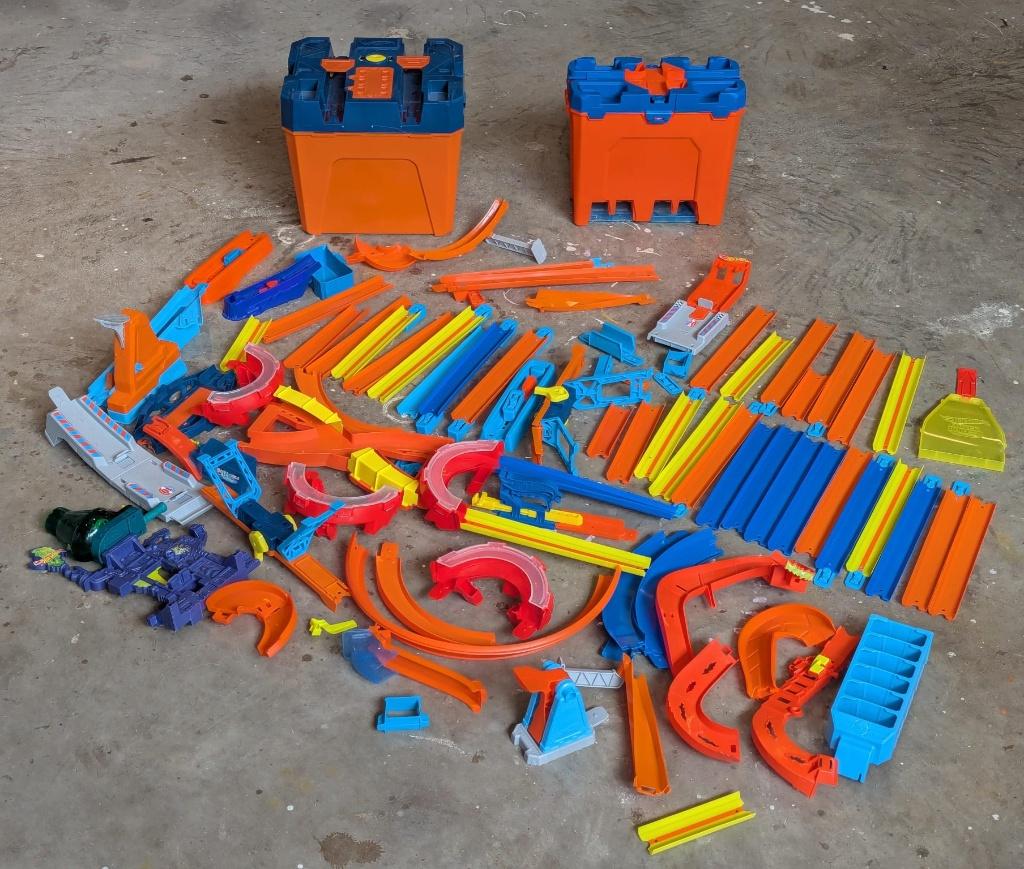 Hot Wheels Track Builder Power Boost Box + veel extra  Speelgoed |  Racebanen  Marktplaats