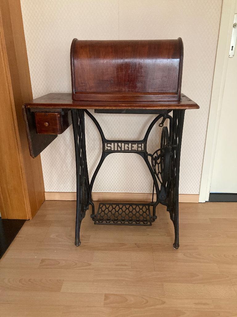 Vintage Singer trapnaaimachine met tafel en houten kist, Antiek en Kunst, Antiek | Naaimachines, Ophalen