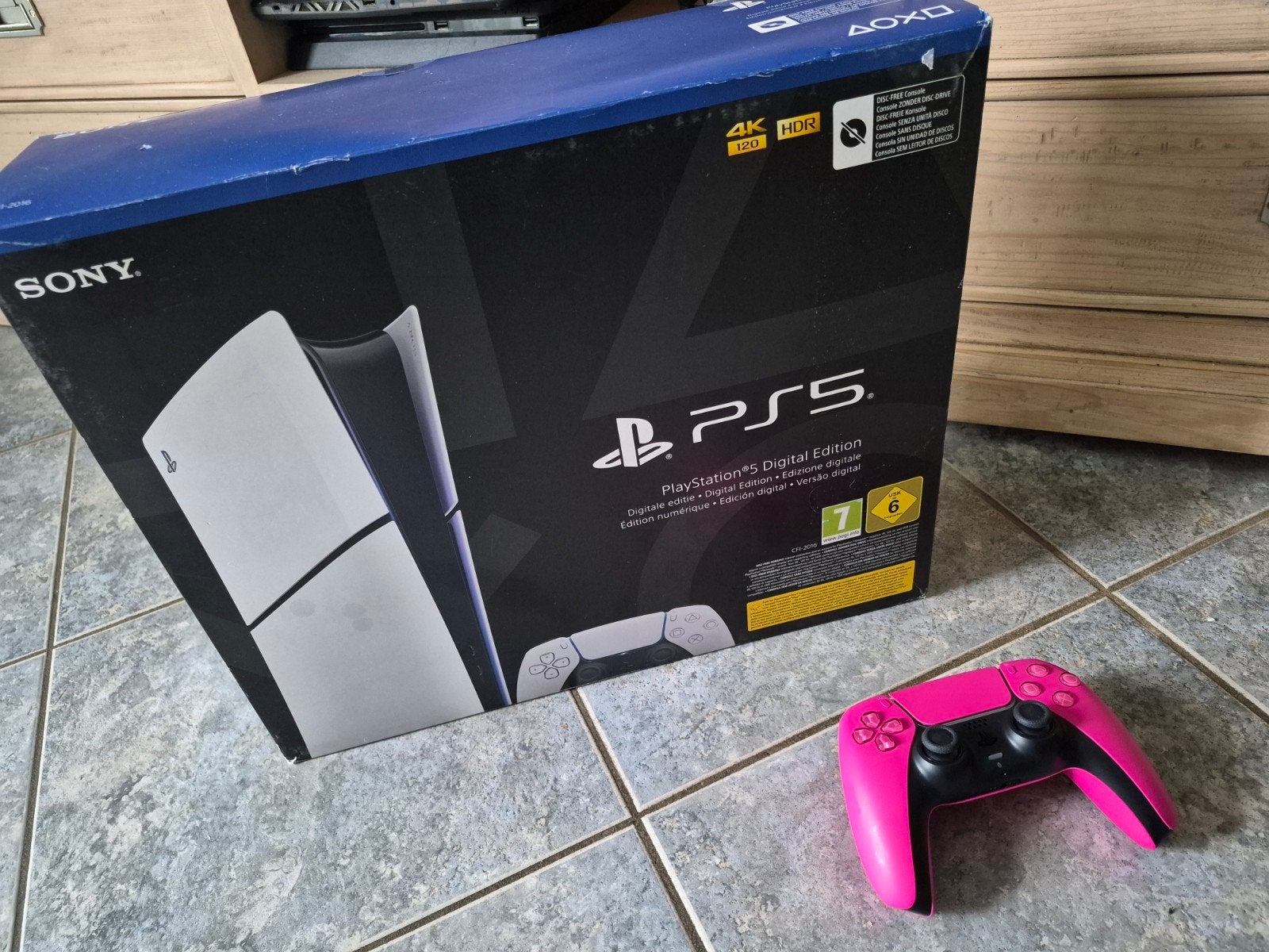 PlayStation 5 Digital Edition met roze controller, Verzenden, Zo goed als nieuw