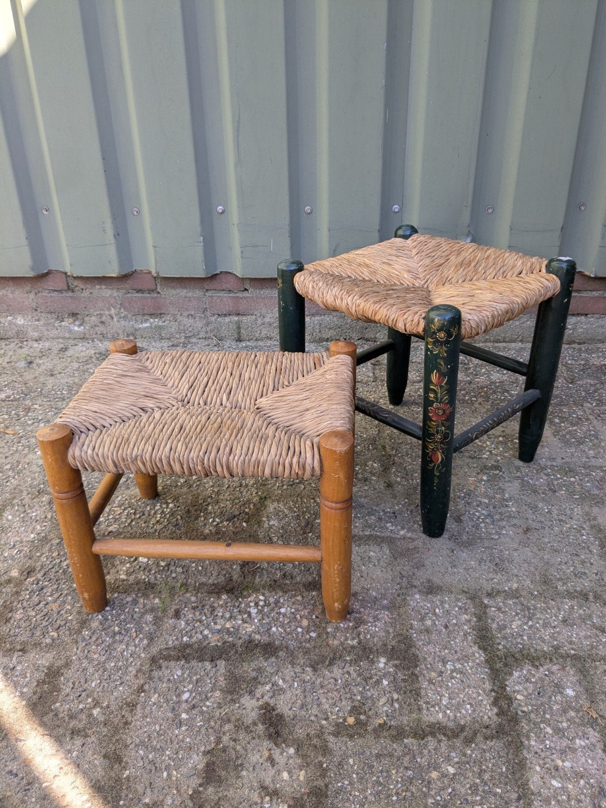 Set van 2 rieten krukjes, groen en naturel, Huis en Inrichting, Ophalen, Overige materialen, Gebruikt, Onbekend