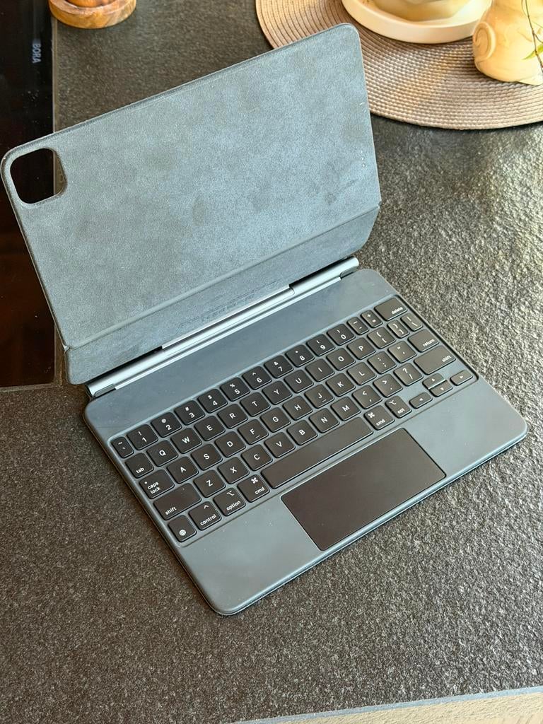 Apple Magic Keyboard MXQT2LL/A iPad Pro 11" iPad Air Black, Ophalen of Verzenden, Zo goed als nieuw, 11 inch, Bescherming voor- en achterkant