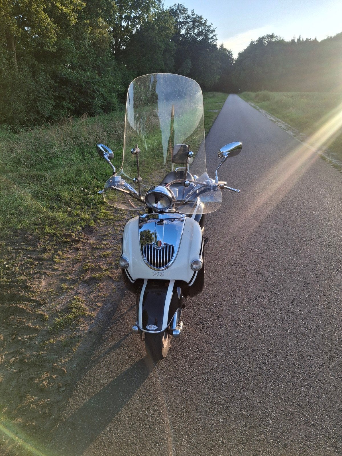 Zwarte/crème scooter met windscherm, Fietsen en Brommers, Ophalen, Gebruikt, Benzine, Overige merken
