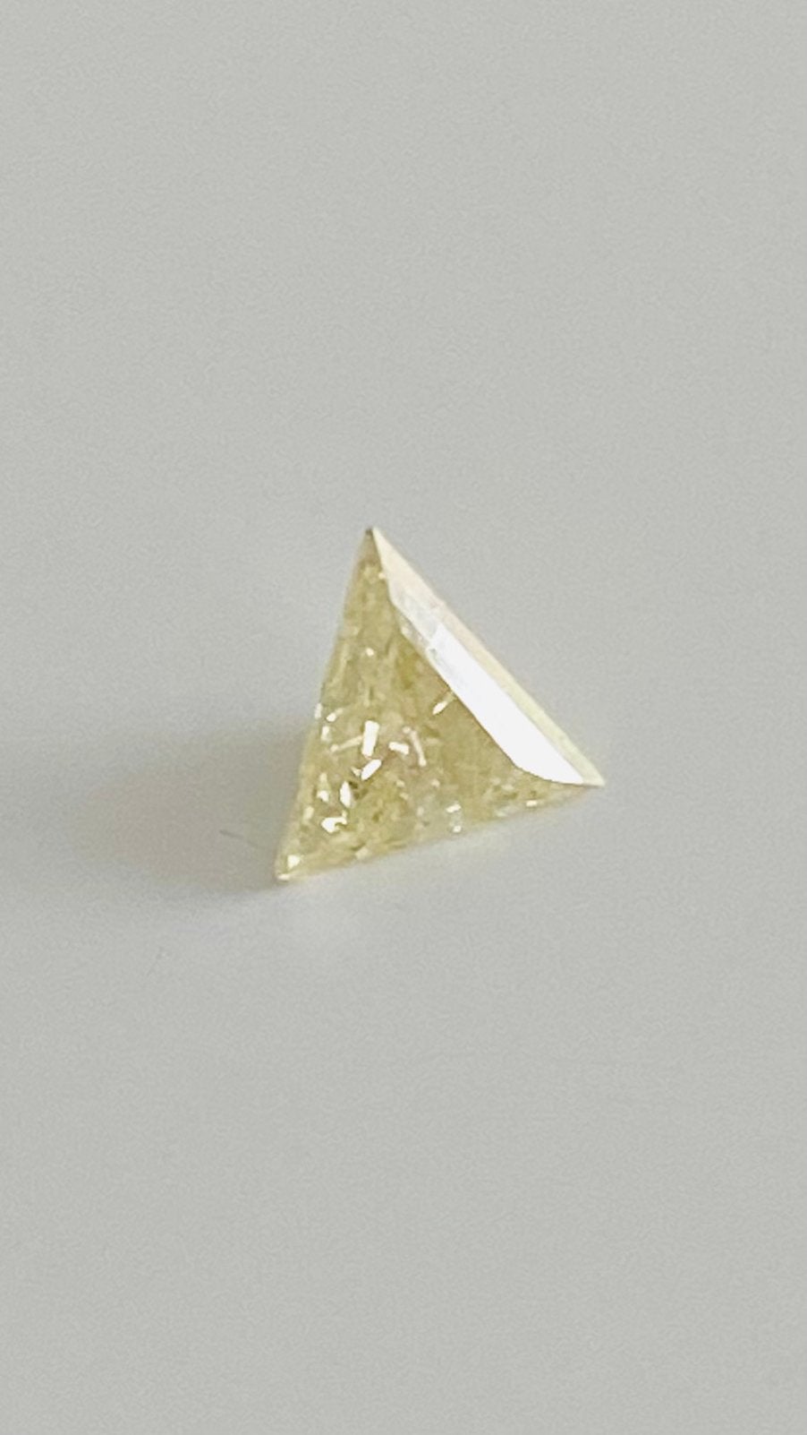 Diamant, triangle geslepen, 6x6x6 mm, mooie gele tint!, Sieraden, Tassen en Uiterlijk, Edelstenen, Ophalen of Verzenden, Zo goed als nieuw