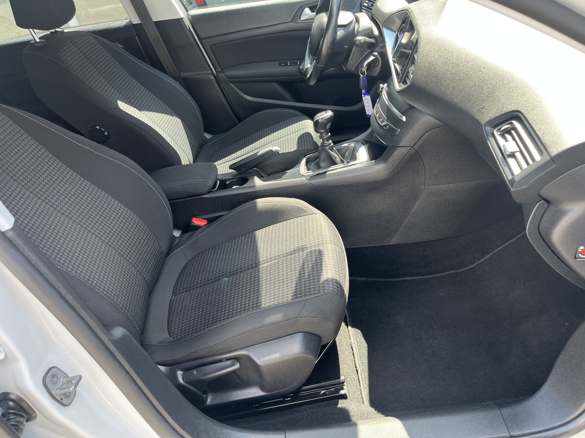 Peugeot 308 SW 1.2 PureTech Active Pack Trekhaak / Led /Pdc, Auto's, Peugeot, Voorwielaandrijving, Parkeersensor, Gebruikt, Euro 6