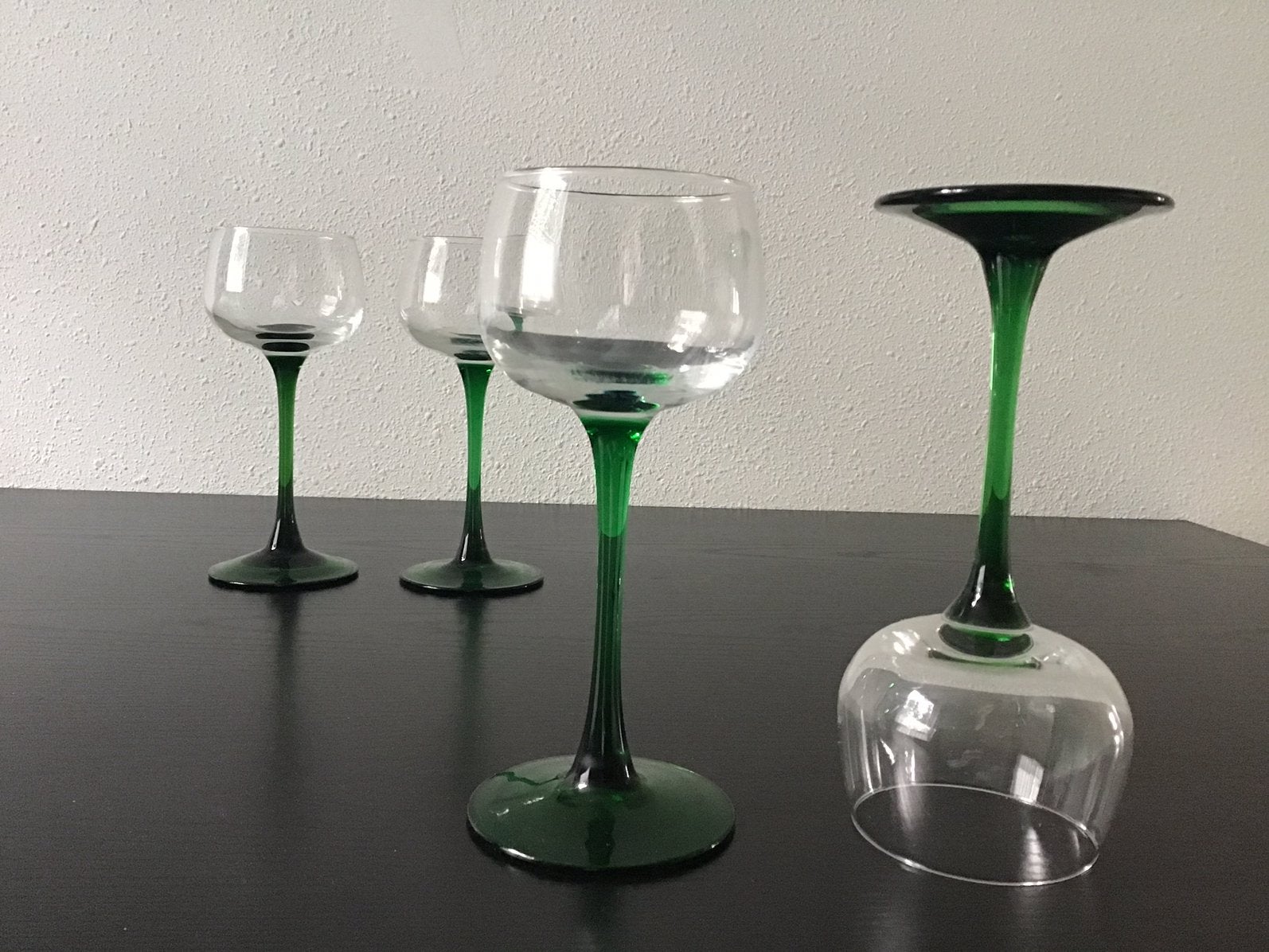 4 Luminarc glazen met groene steel. emerald voet, Ophalen of Verzenden, Zo goed als nieuw, Overige typen