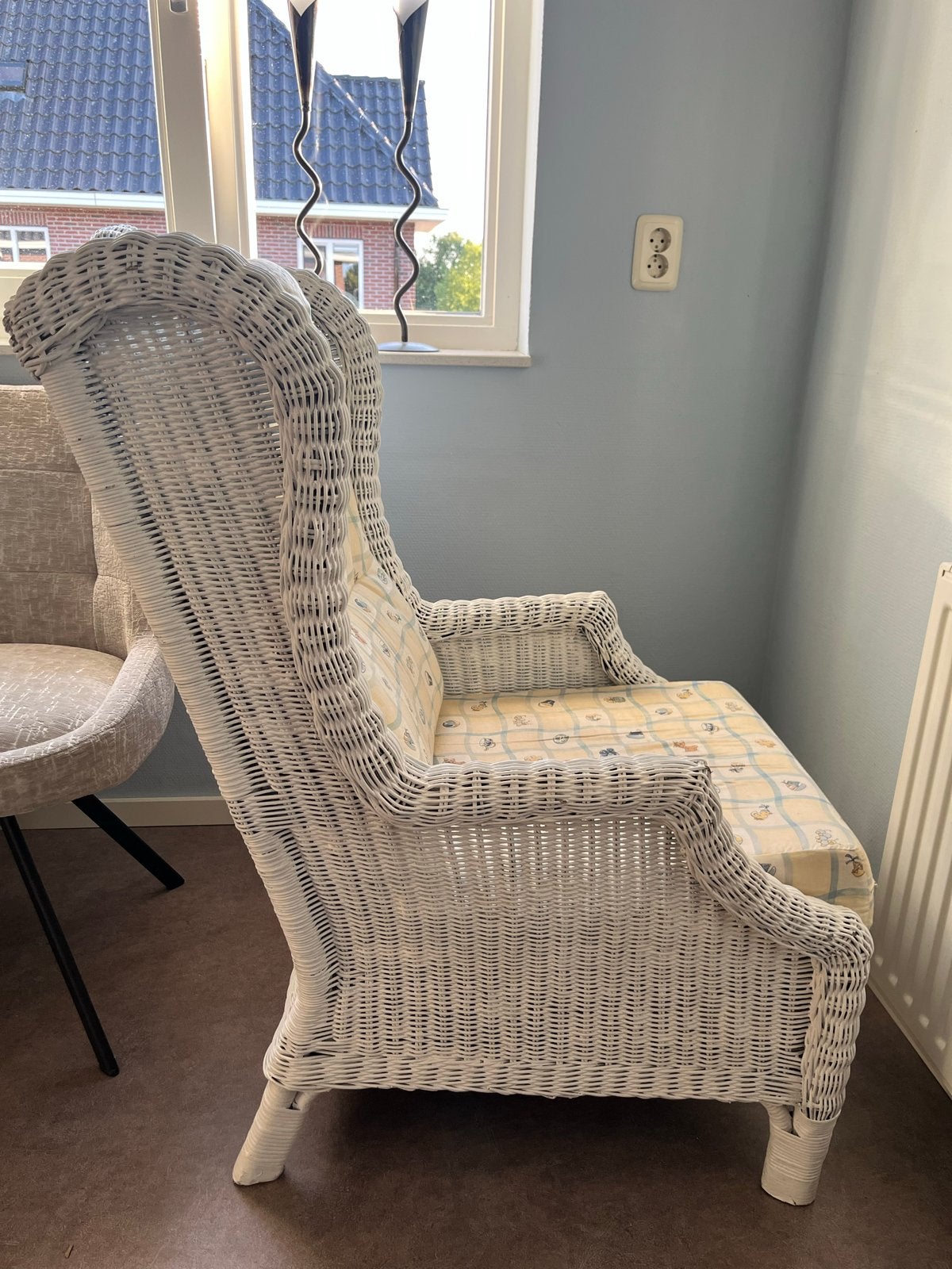 Witte rotan stoel met kussen, Huis en Inrichting, Stoelen, Ophalen, Gebruikt, Wit, Riet of Rotan
