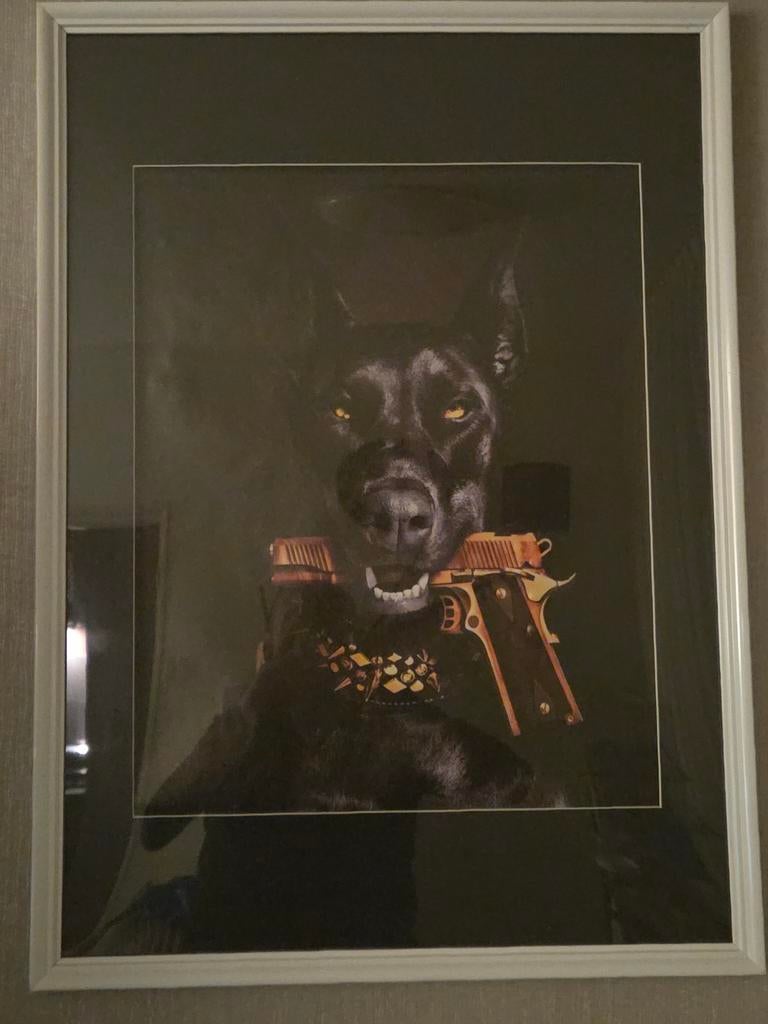 Uniek Schilderij: Dobermann met Gouden Pistool, Huis en Inrichting, 50 tot 75 cm, Ophalen of Verzenden, Zo goed als nieuw, Schilderij