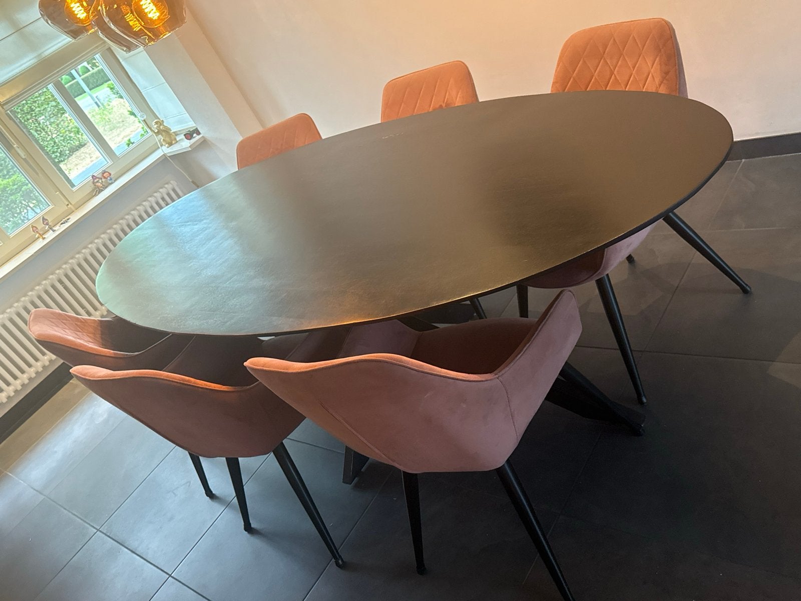 Zwarte ovale eettafel met 6 roze eetkamerstoelen, Huis en Inrichting, Ophalen, Gebruikt, 100 tot 150 cm, Vijf personen of meer