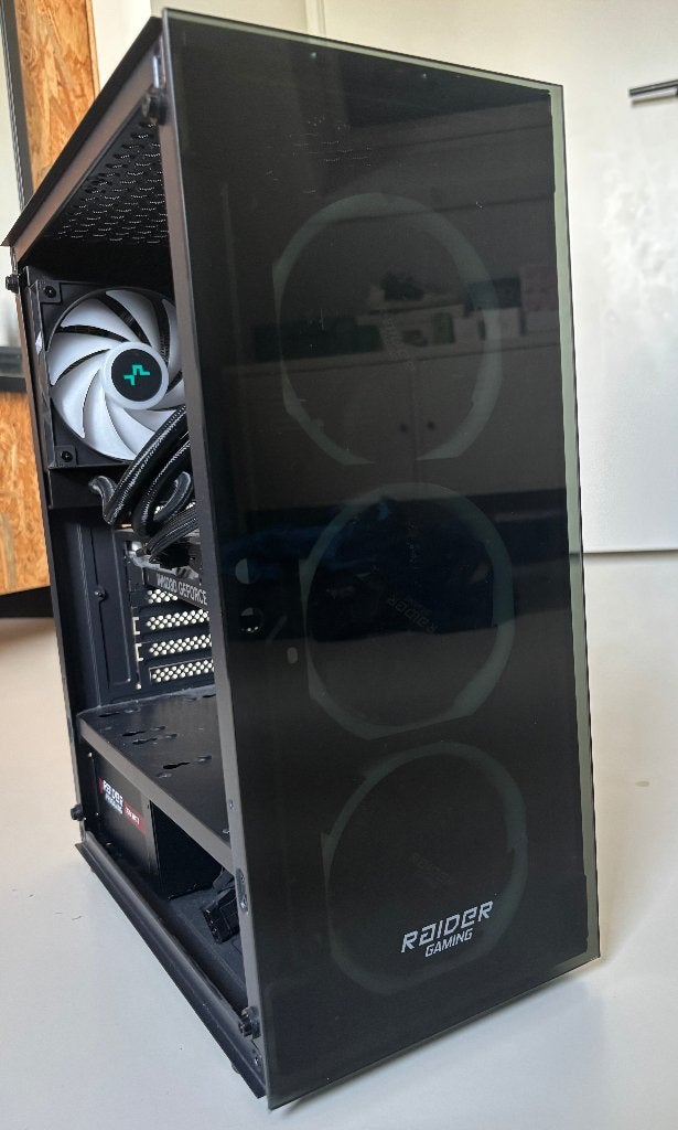 Foto 3 van gaming pc 4060 en monitor 30inch 200h raidar