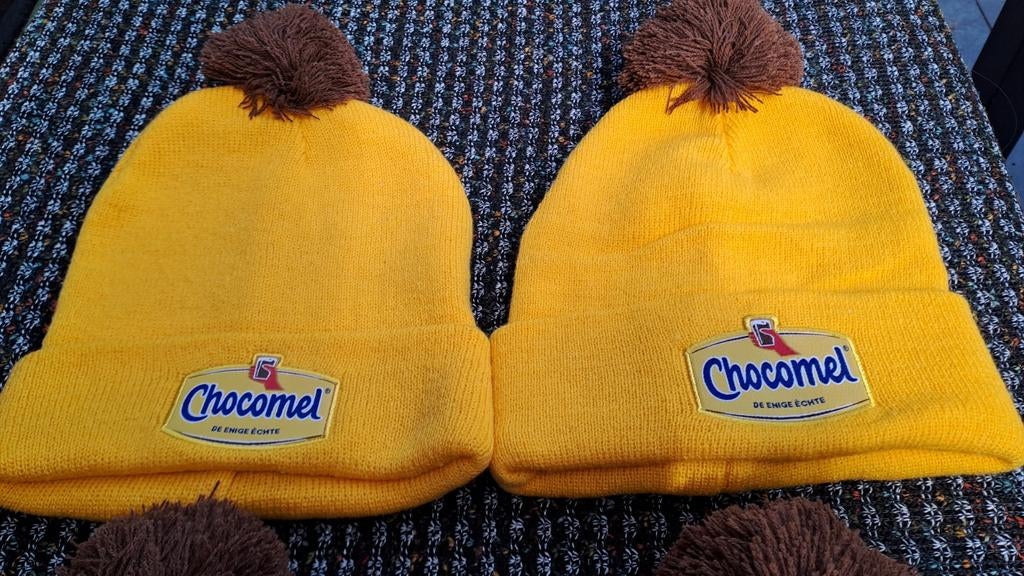 Chocomel Muts - Geel met Bruine Pompon, Verzamelen, Merken en Reclamevoorwerpen, Gebruiksvoorwerp, Nieuw, Ophalen of Verzenden