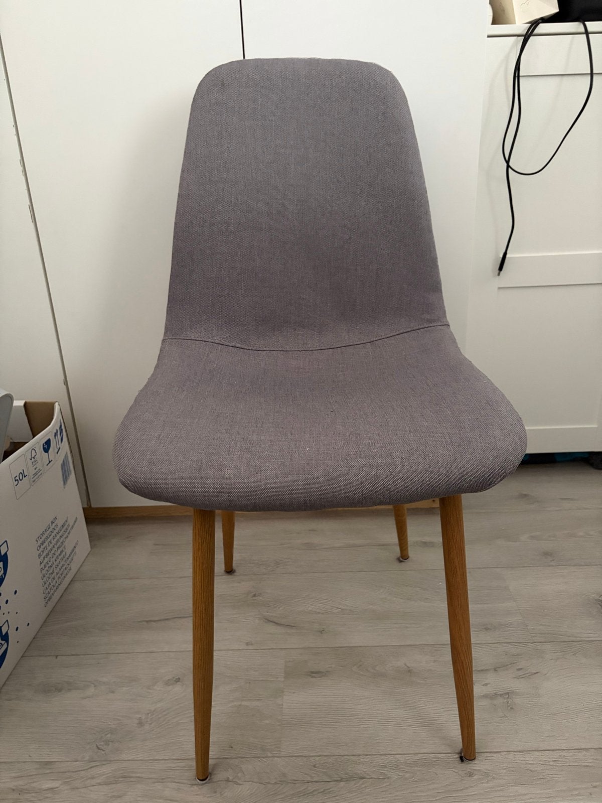 JYSK stoel - Grijs met houten poten, Ophalen, Zo goed als nieuw, Hout, Eén