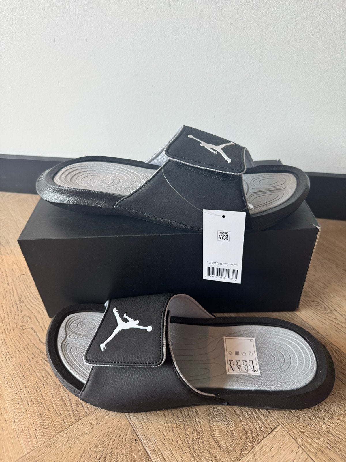 Nieuwe Nike slippers heren, maat 45, in originele doos, Kleding | Heren, Schoenen, Ophalen of Verzenden, Nieuw, Zwart, Slippers