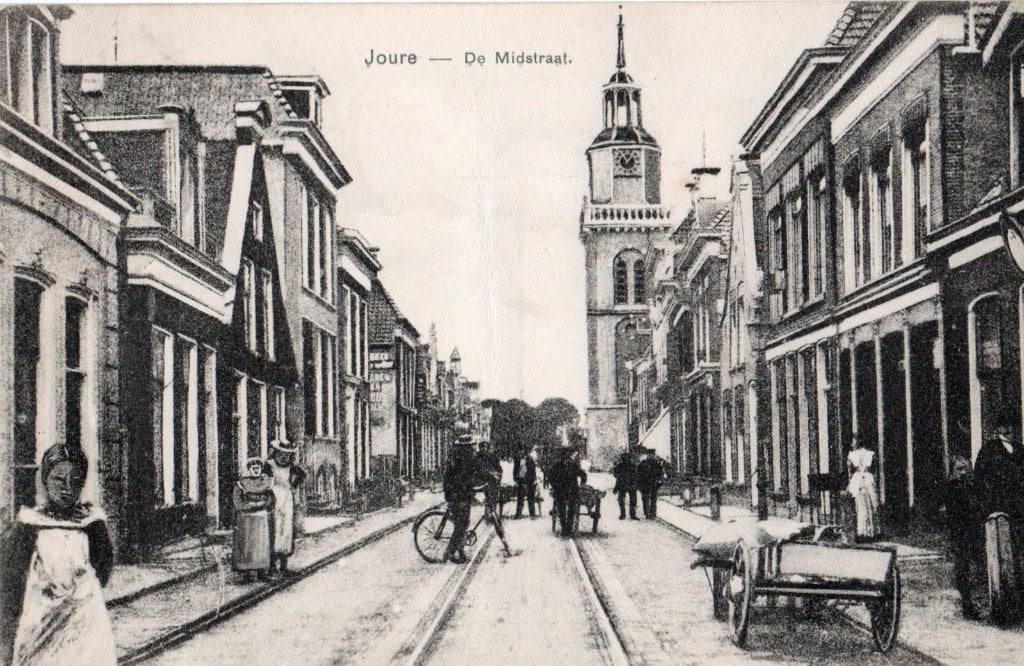 Joure, De Midstraat met veel mensen. 6073, Verzamelen, Ansichtkaarten | Nederland, Ophalen of Verzenden, Voor 1920, Gelopen, Friesland