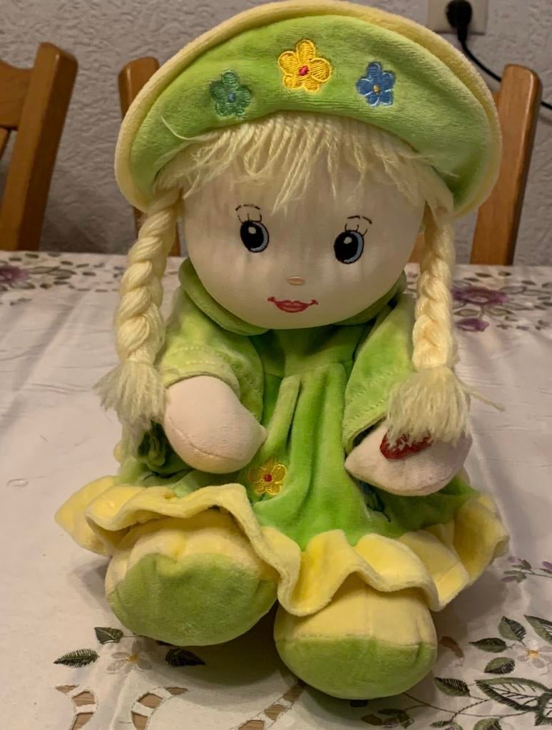 Zingende knuffelpop met blonde vlechten en bloemenhoed, Ophalen of Verzenden, Zo goed als nieuw