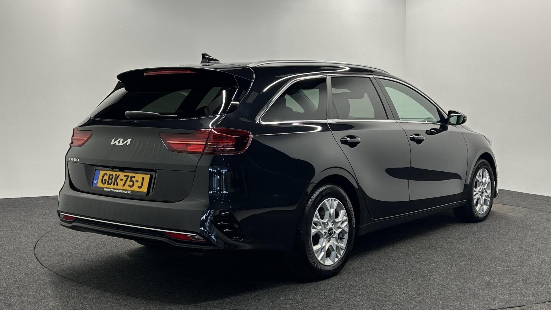 Kia Ceed Sportswagon 1.5 T-GDi DynamicPlusLine CAMERA CARPLA, Gebruikt, 4 cilinders, Met garantie (alle), Zwart