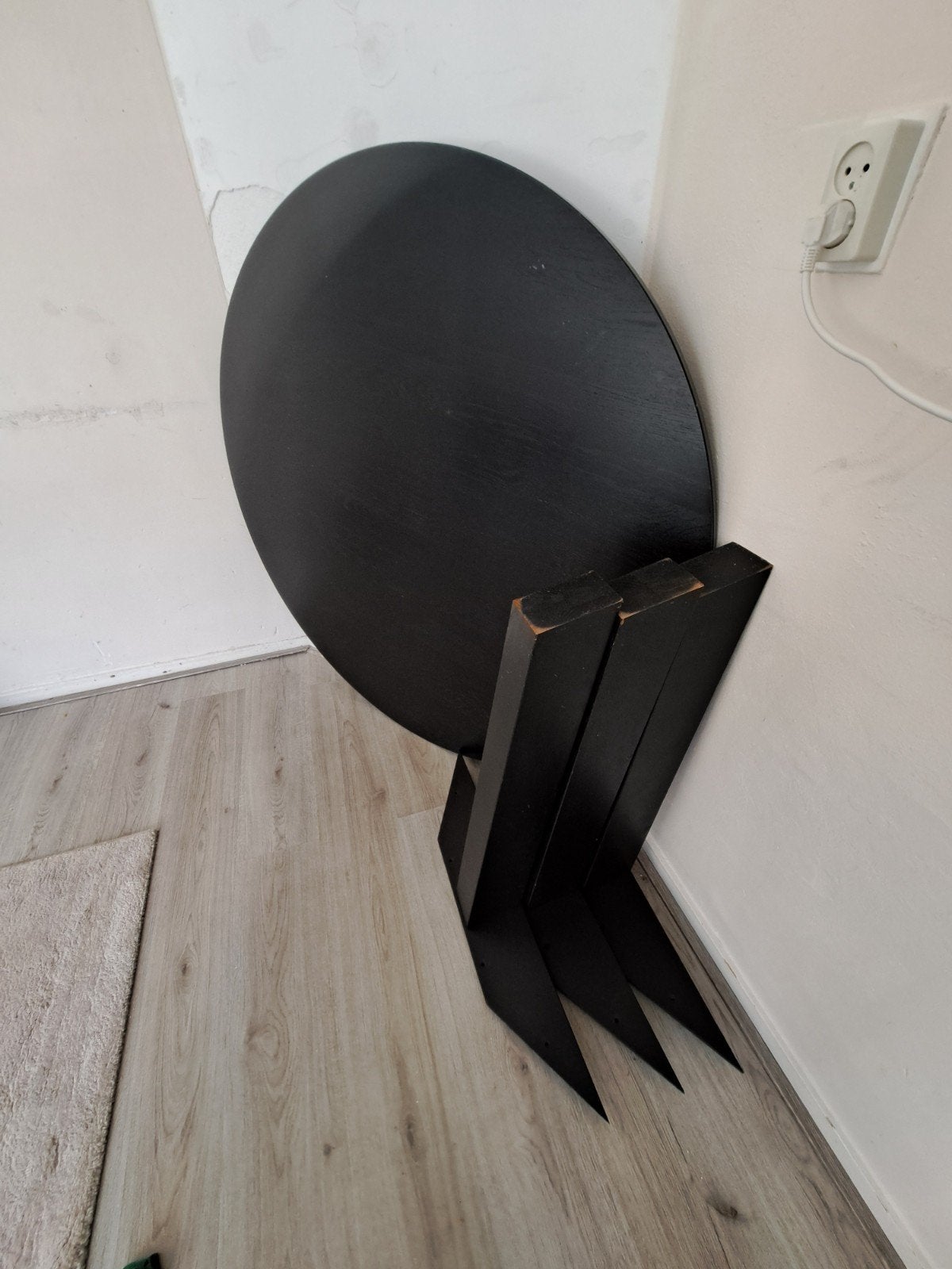 Zwarte ronde tafel met 3 houten poten. Moet vandaag weg!!!, Gebruikt, Rond, Ophalen of Verzenden, Overige houtsoorten