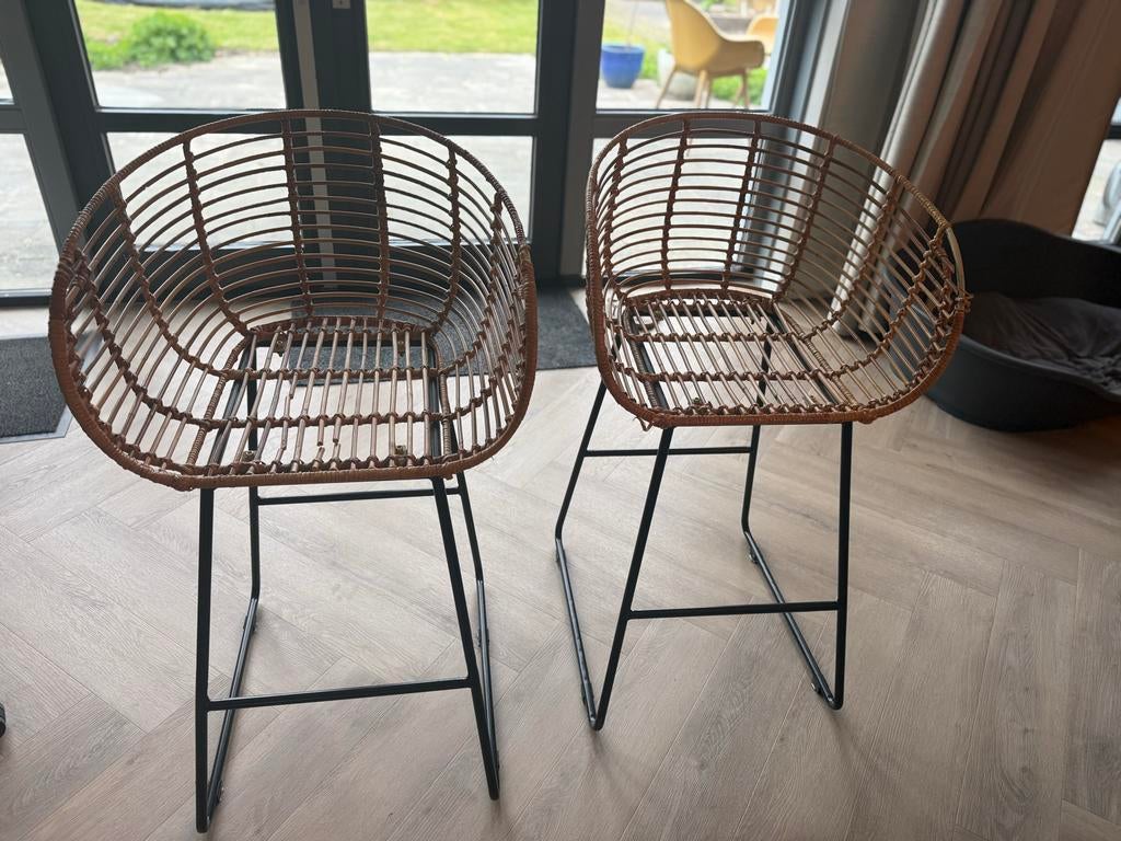 2 rotan barkrukken met metalen onderstel, Huis en Inrichting, Barkrukken, Ophalen of Verzenden, Zo goed als nieuw, 90 cm of meer
