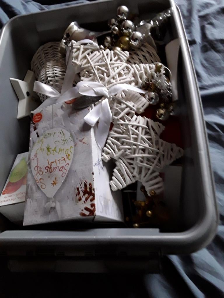 Kist met kerstspullen bijna gratis, Ophalen, Zo goed als nieuw