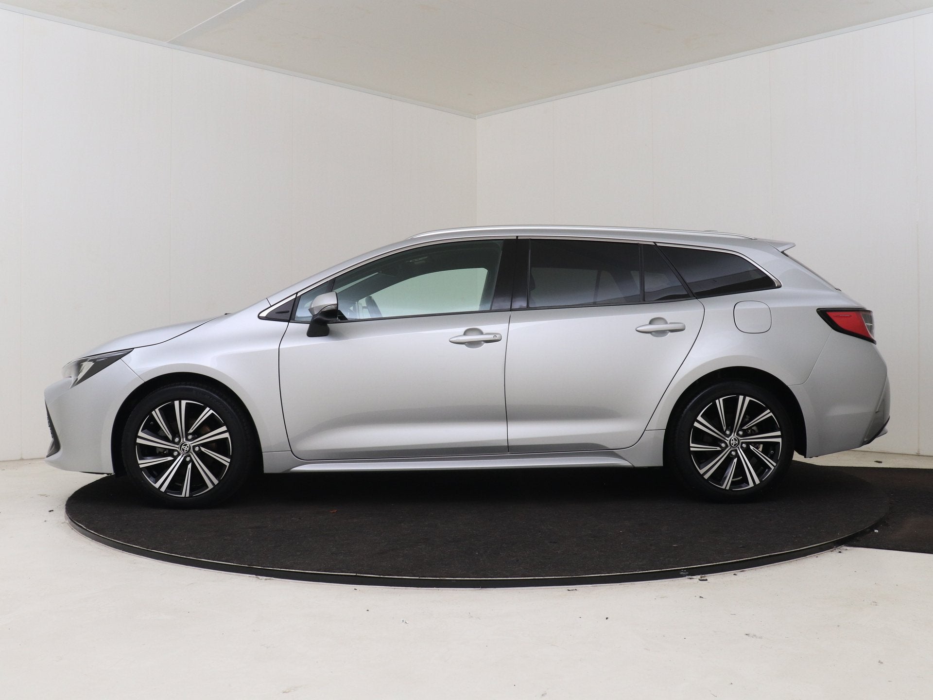 Toyota Corolla Touring Sports 1.8 Hybrid Dynamic | NL dealer, 450 kg, Gebruikt, 4 cilinders, Origineel Nederlands