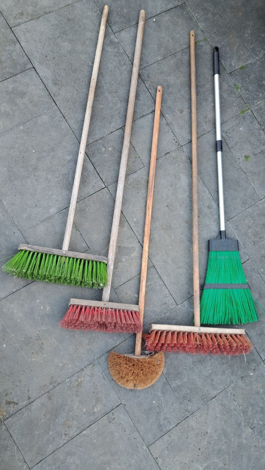 Assortiment van 5 bezems voor diverse schoonmaaktaken, Ophalen, Gebruikt