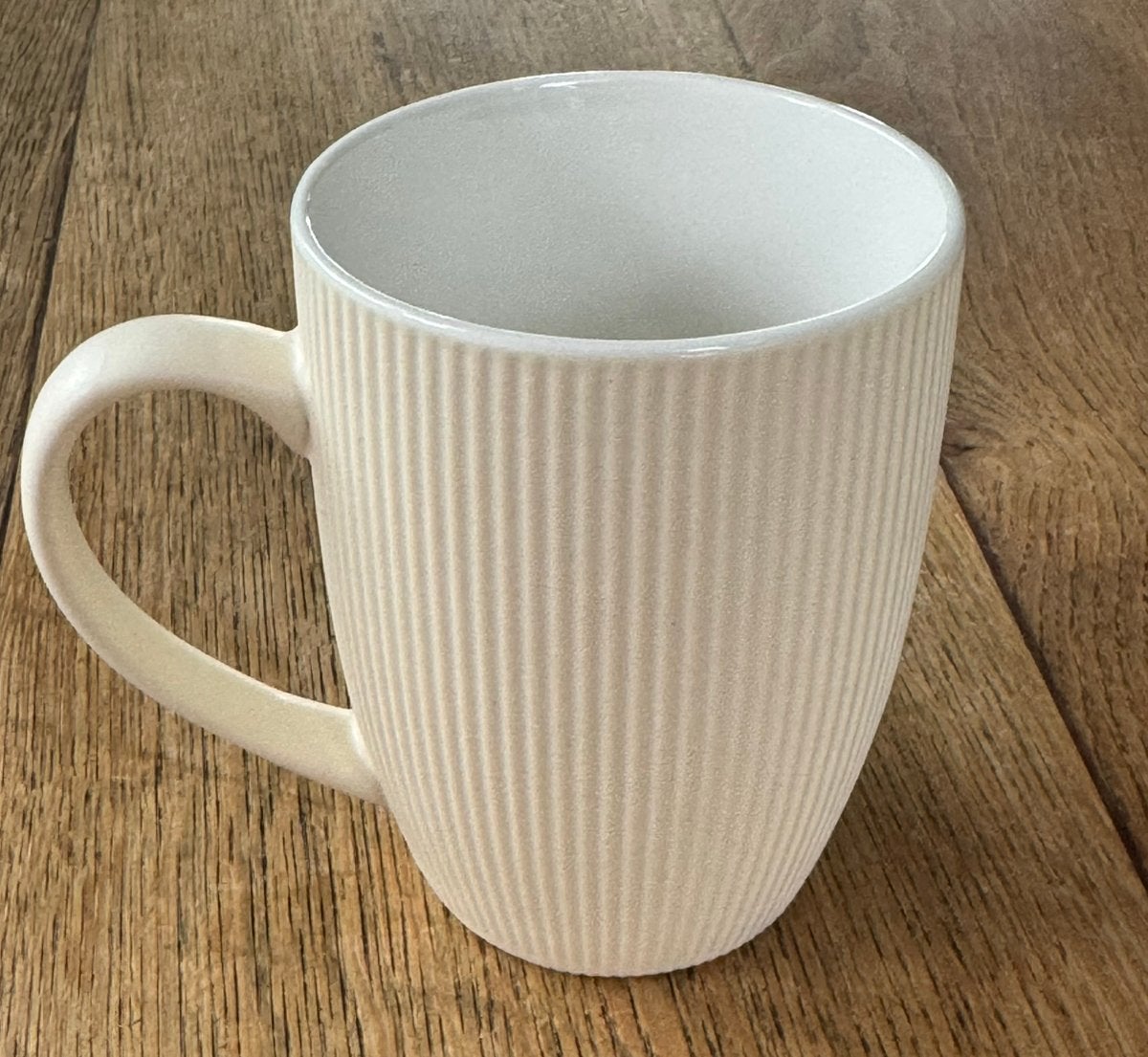 Mooie minimalistische ribbelmok – vanille / crème, Ophalen of Verzenden, Zo goed als nieuw, Overige stijlen, Kop(pen) en/of Schotel(s)