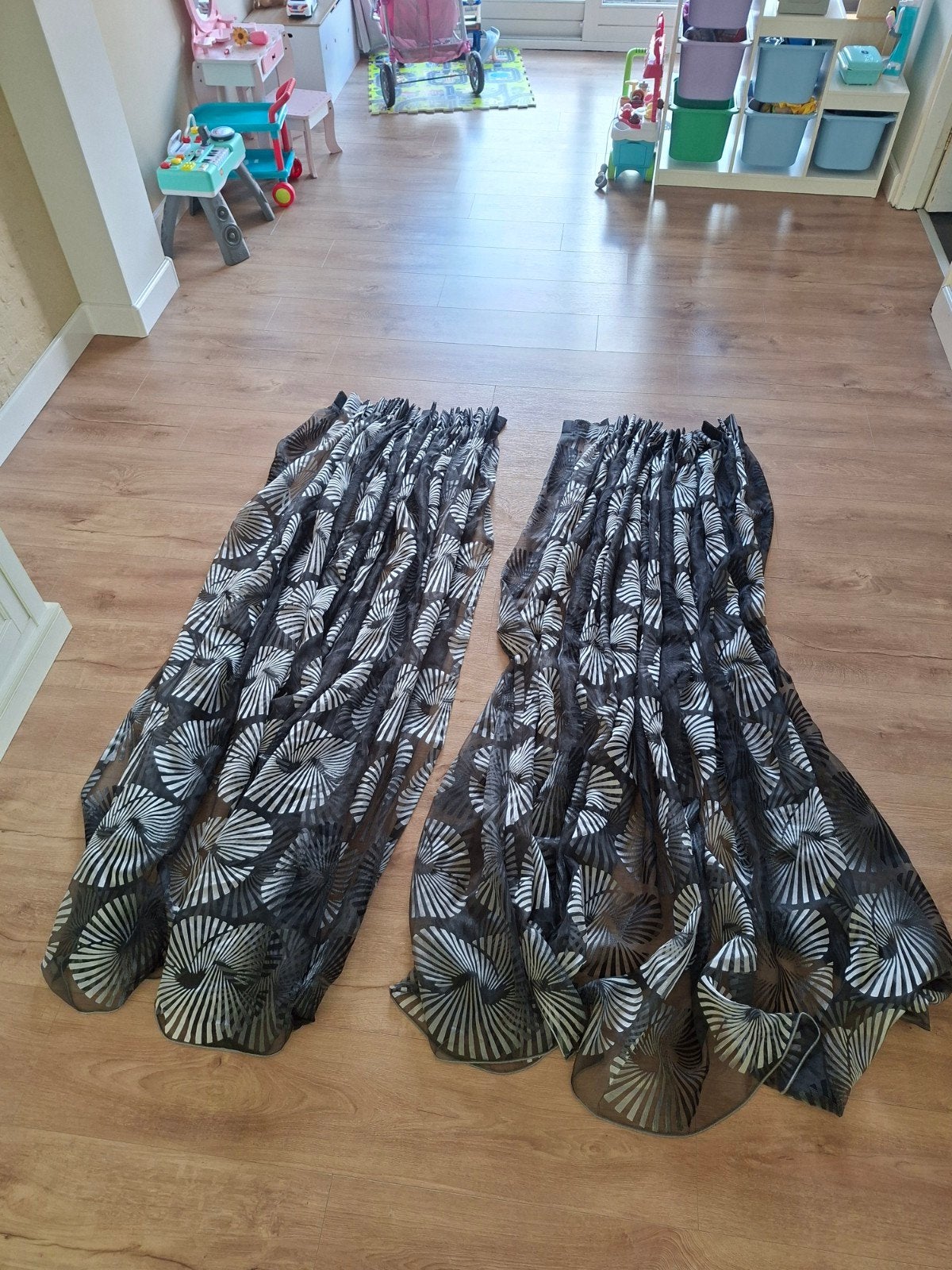 Set van 2 vitrage gordijnen met patroon 150x200 cm, Vitrage, Zwart, Gebruikt, Ophalen of Verzenden