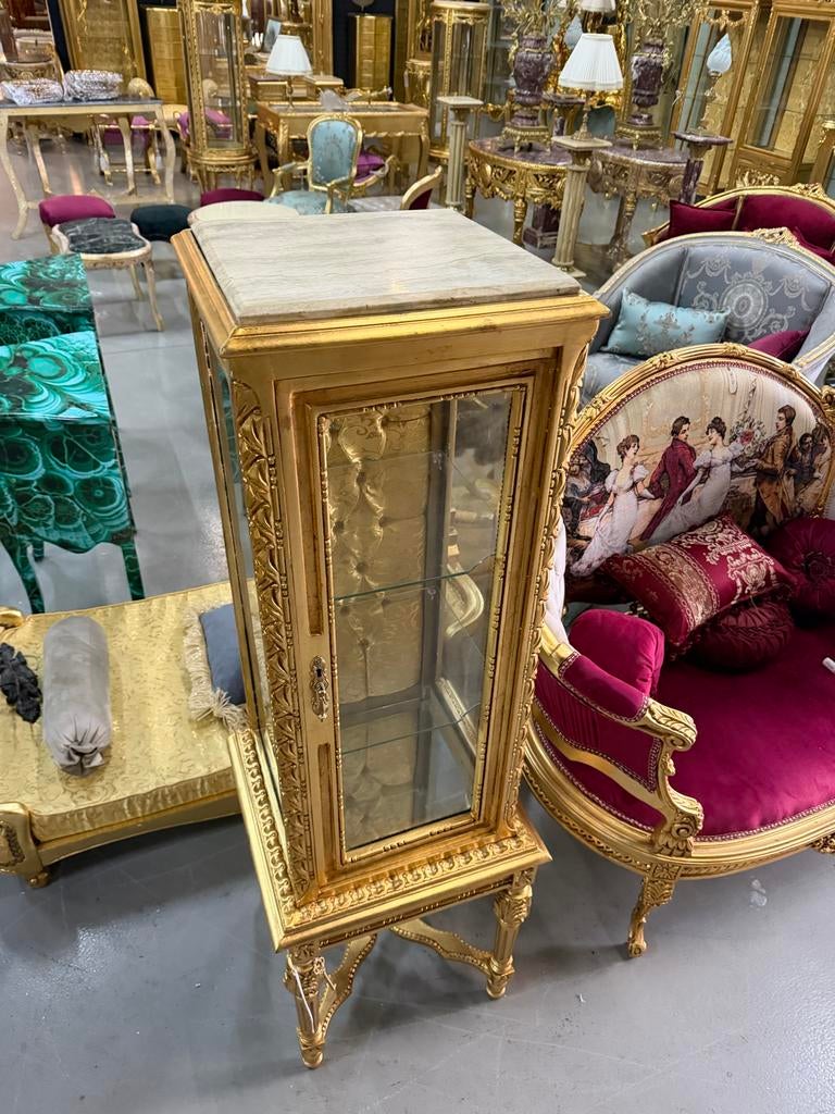 Gouden vitrinekast met marmeren blad, Ophalen of Verzenden