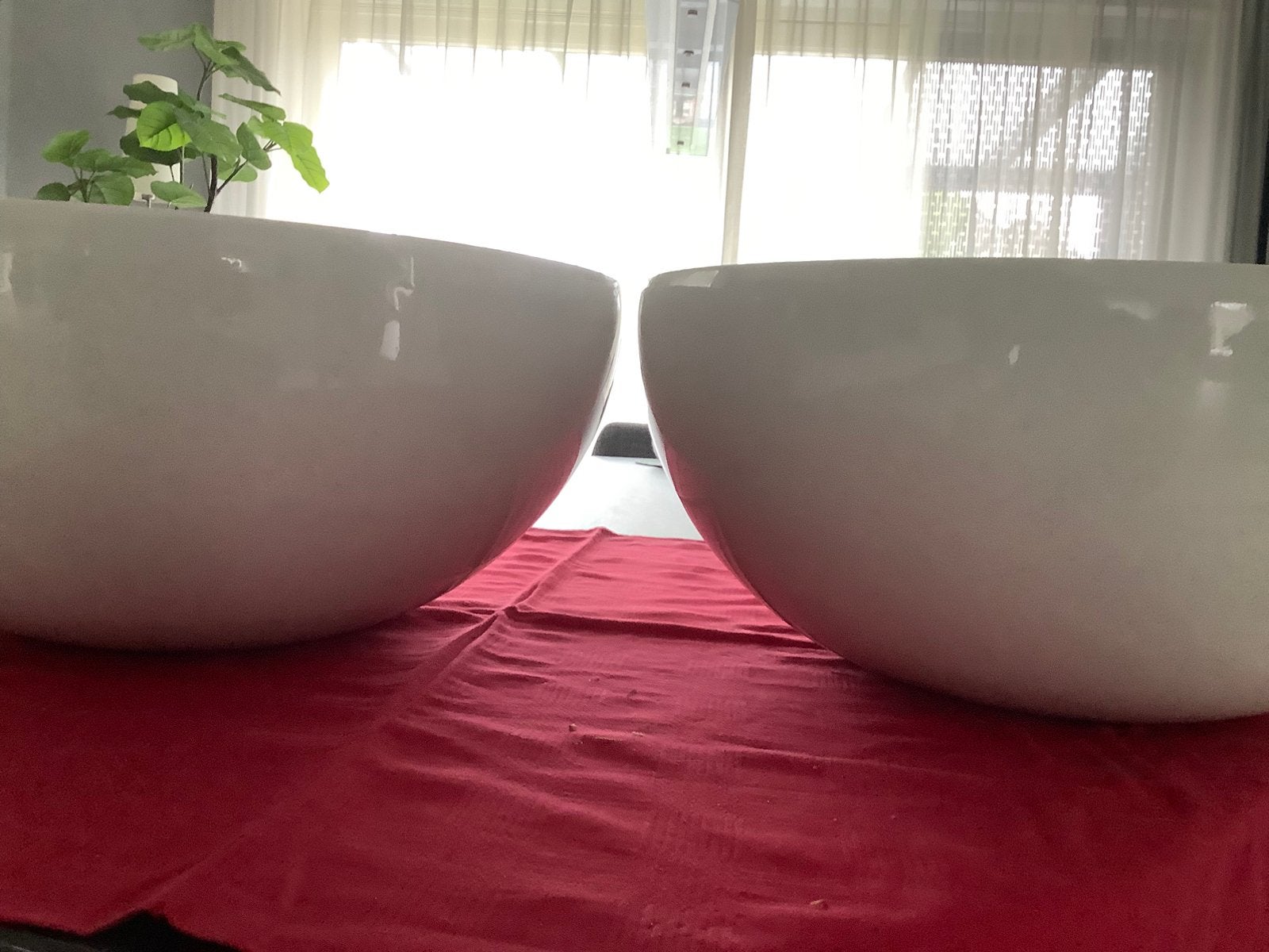 2 witte hoogglans planten schalen doorsnee 50 cm.voor binnen, Ophalen, Zo goed als nieuw, Rond
