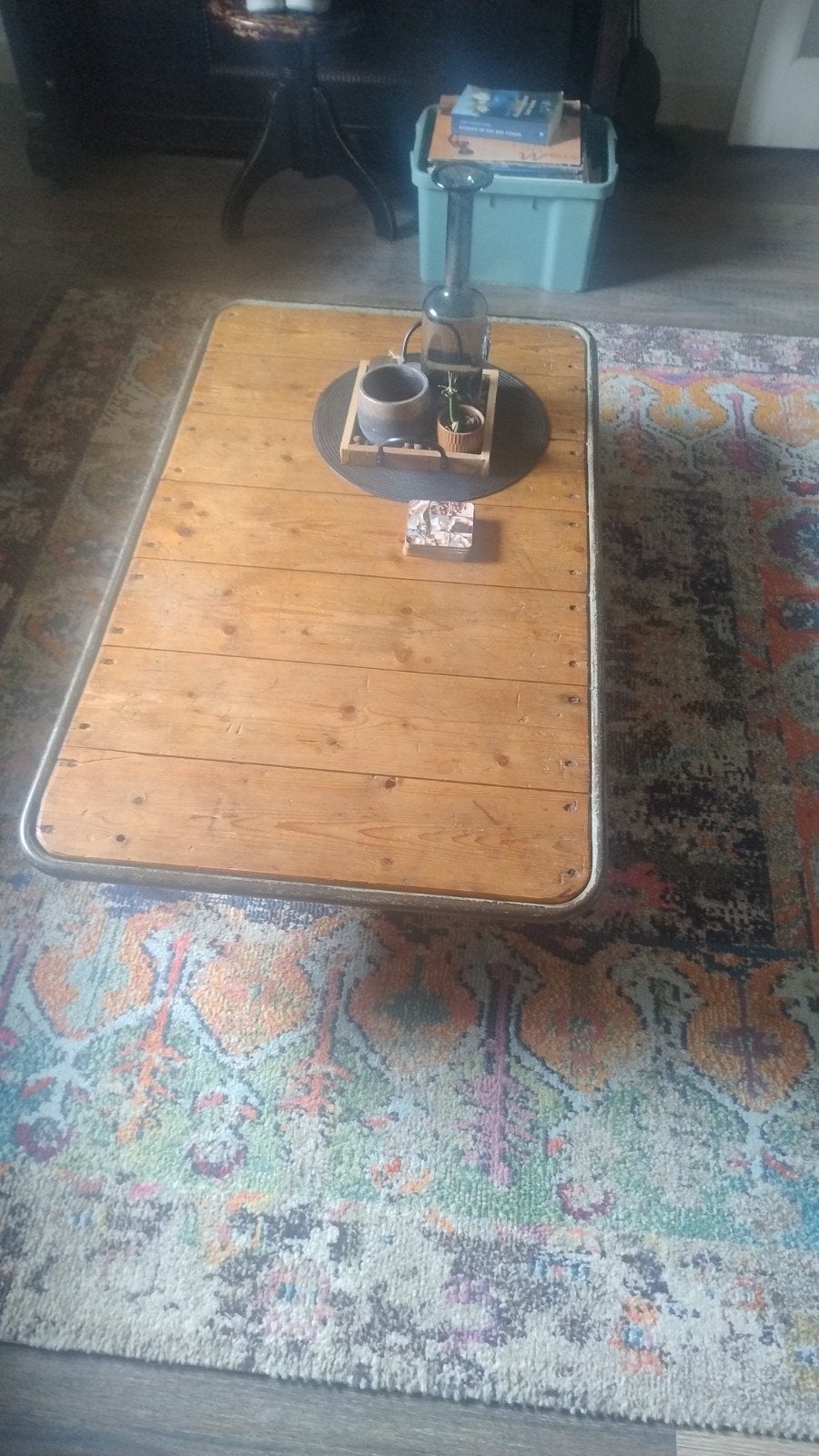 Robuuste houten salontafel met metalen onderstel, Huis en Inrichting, Tafels | Salontafels, Gebruikt, Industrieel, Robuust, Rechthoekig