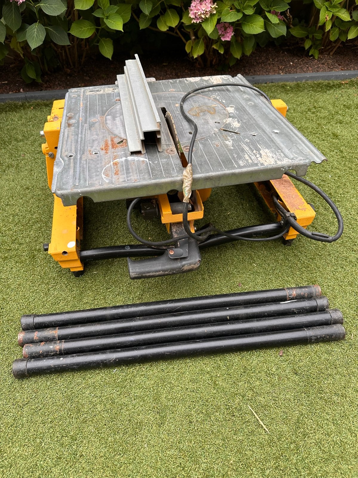 DeWalt DW 743 Flip Over Zaag - Cirkelzaag en Afkortzaag, Ophalen, Gebruikt, 70 mm of meer, Afkortzaag