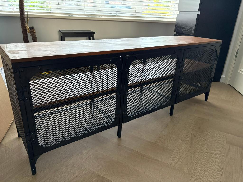 Tv-meubel Ikea FJALLBO, Huis en Inrichting, Ophalen, 150 tot 200 cm, Rustieke tv-meubel van metaal en massief hout, Zo goed als nieuw