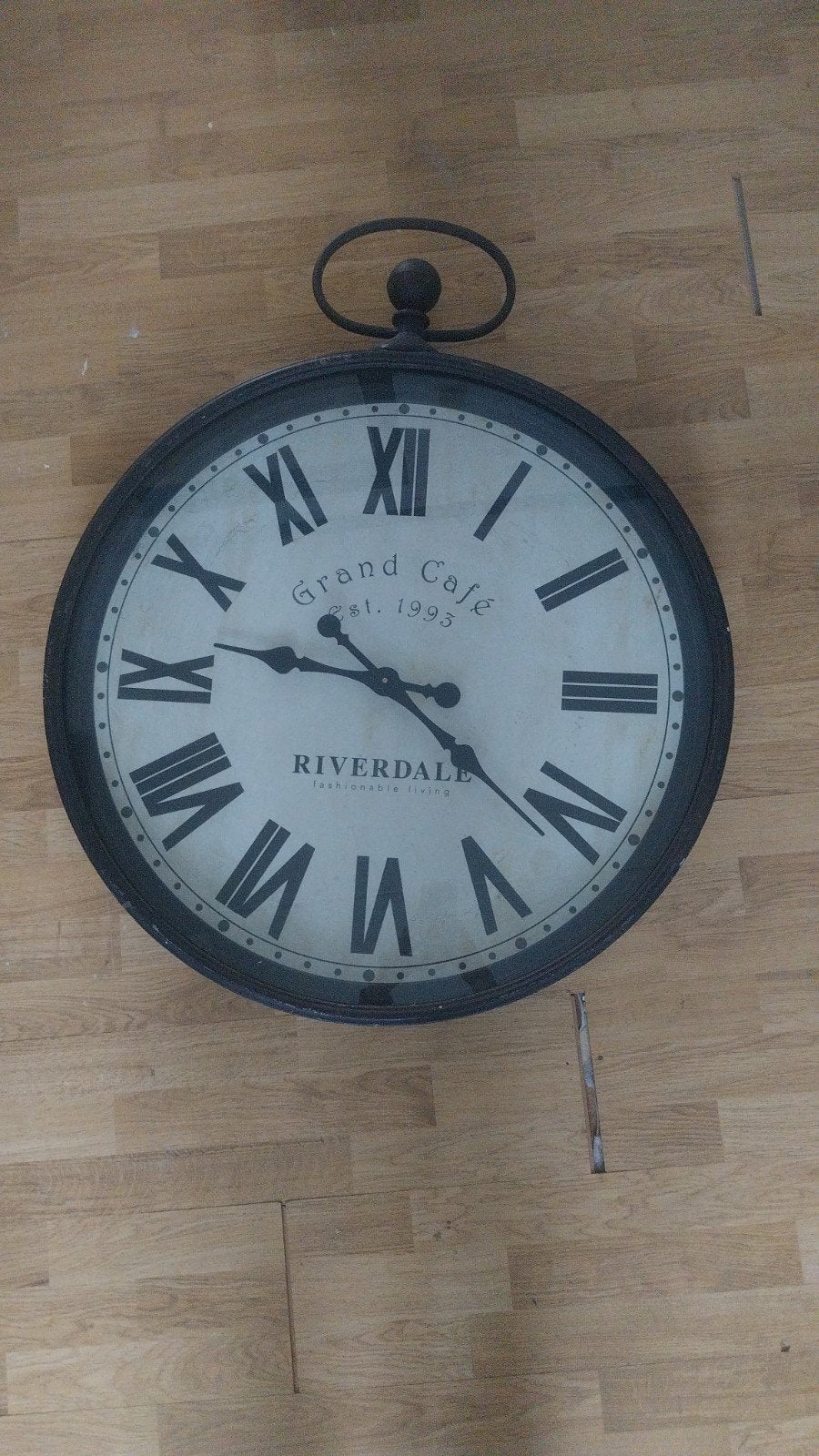 Riverdale Wandklok - Grote Klok met Romeinse Cijfers, Ophalen, Analoog, Zo goed als nieuw, Zwart
