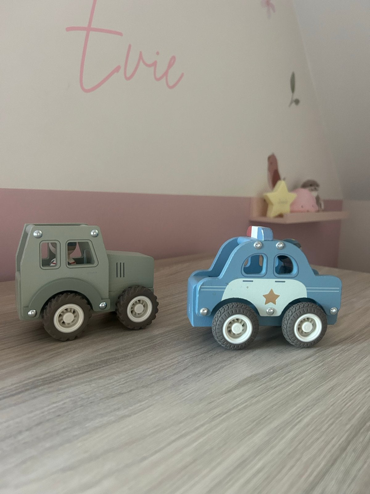 2 Little Dutch houten auto's: legerwagen en politieauto, Kinderen en Baby's, Ophalen, Zo goed als nieuw