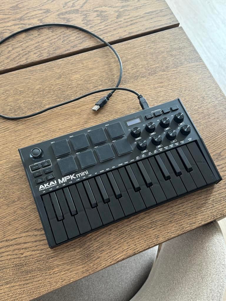 AKAI MPK mini MIDI-keyboard controller, Muziek en Instrumenten, Synthesizers, Overige aantallen, Zo goed als nieuw, Met midi-aansluiting