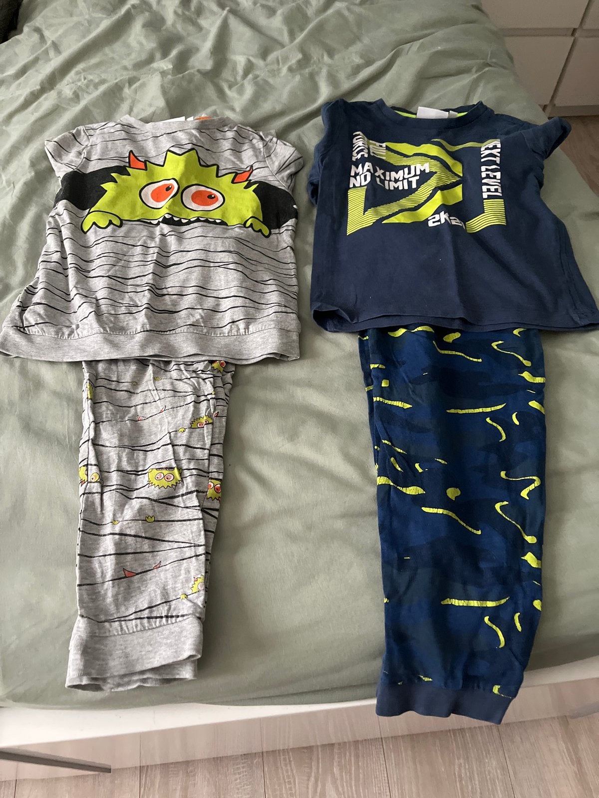 2x Orange Stars Pyjama Set Maat 104 Jongens, Ophalen of Verzenden, Gebruikt, Jongen, Nacht- of Onderkleding