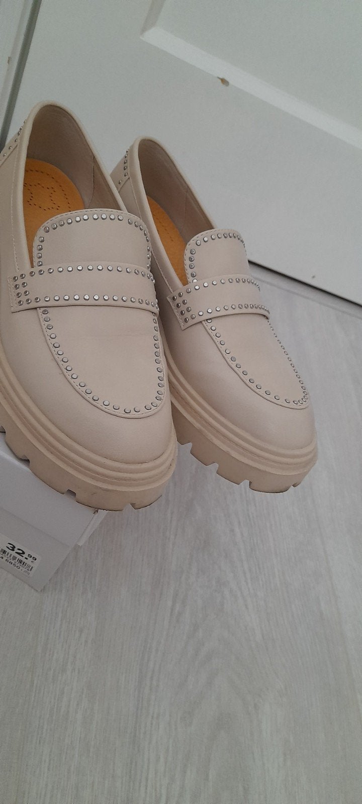 nieuwe beige instappers loafers met studs mt 38, Kleding | Dames, Ophalen of Verzenden, Nieuw, Beige, Instappers