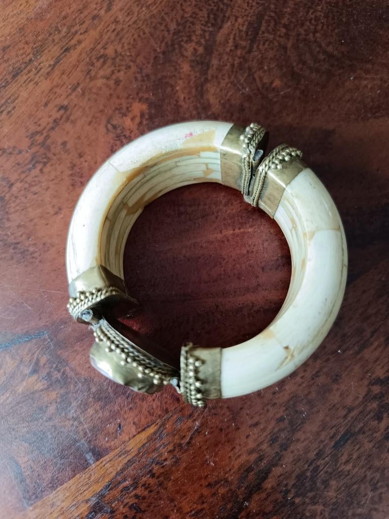 Vintage Armband met Camee en Messing Details, Ophalen of Verzenden, Gebruikt, Beige, Overige materialen