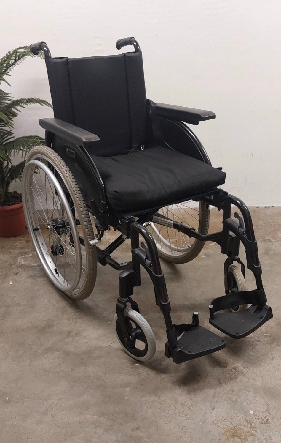Invacare Action 3 lichtgewicht rolstoel, Ophalen, Inklapbaar, Zo goed als nieuw, Duwrolstoel