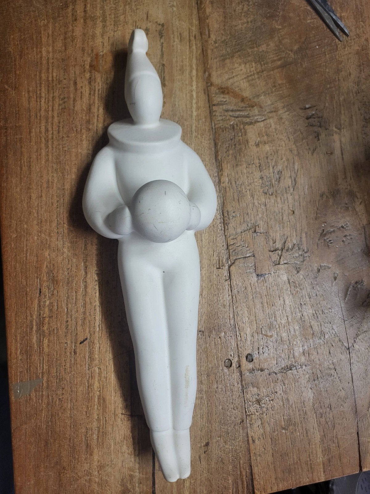 Wit beeld van een nar met bal, keramiek, Ophalen of Verzenden, Handgemaakt, 20 - 50 cm, Beeld