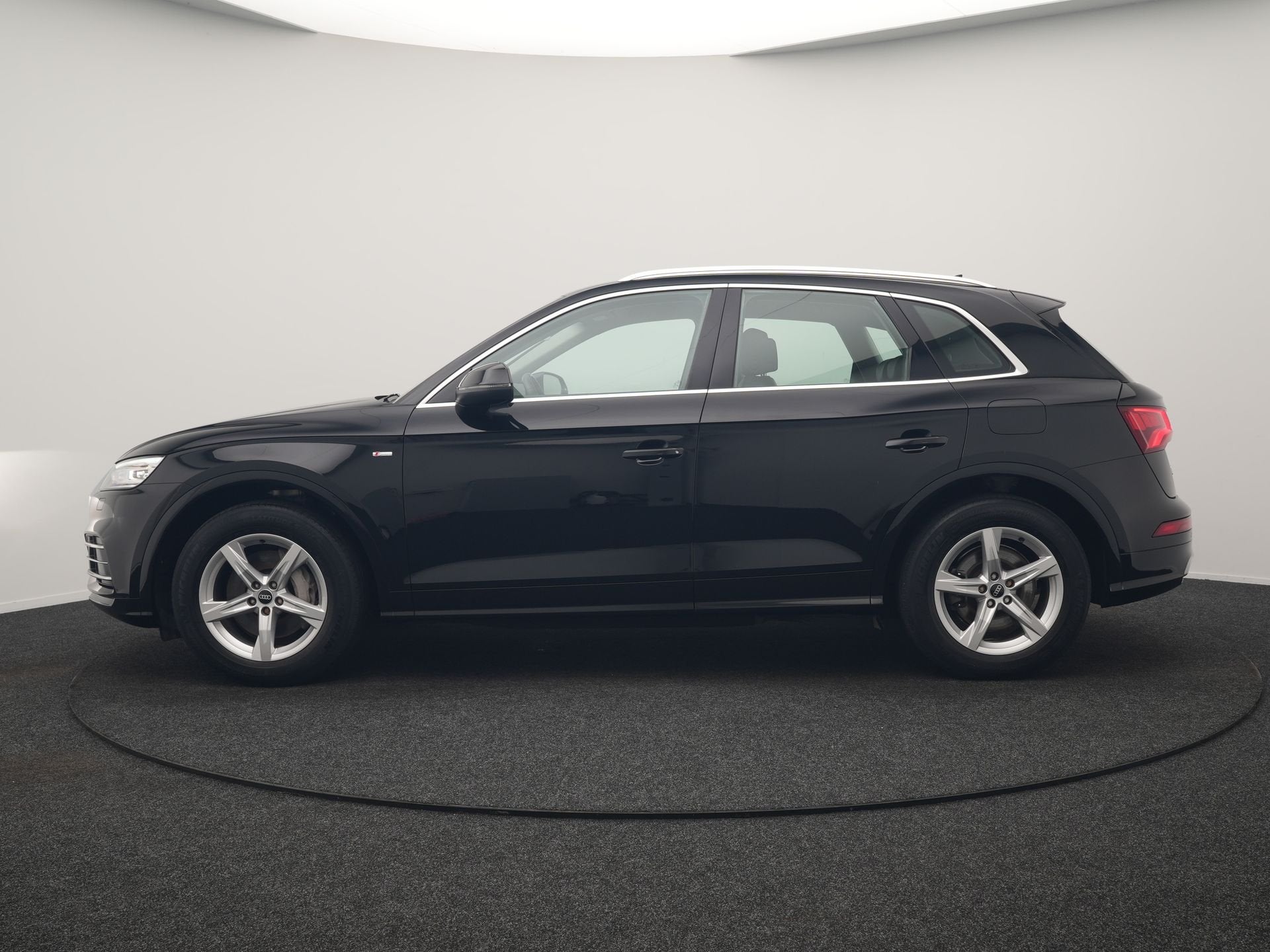 Audi Q5 50 TFSI e Quattro S Line PHEV 300pk Dealer O.H. | Tr, Auto's, Automaat, Dealer onderhouden, 2005 kg, Zwart