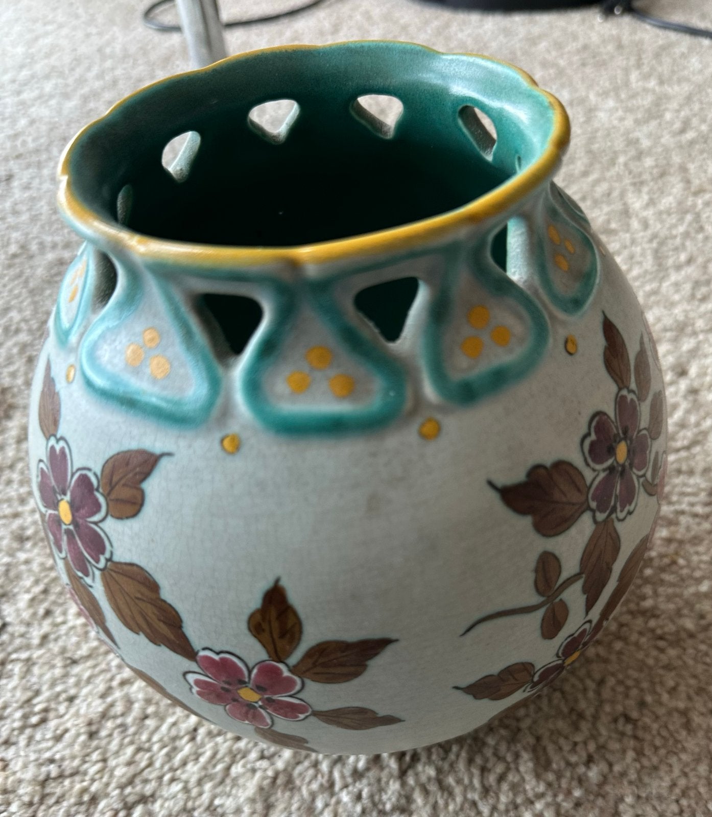 Antieke Royal Gouda Lola vaas met bloemmotief, Antiek en Kunst, Antiek | Vazen, Ophalen of Verzenden