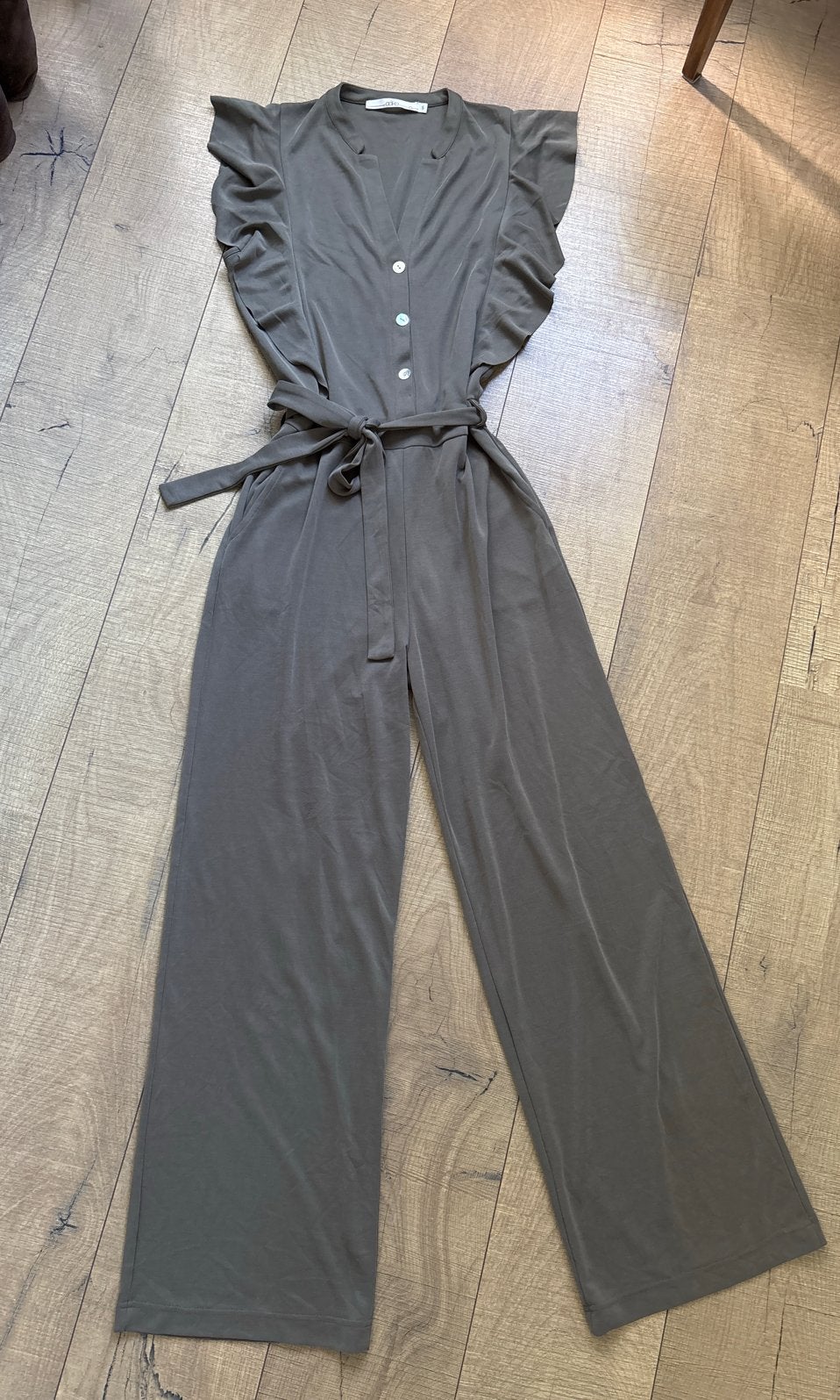 Stijlvolle AAIKO jumpsuit met ceintuur en ruches, 36, Kleding | Dames, Jumpsuits, Verzenden, Zo goed als nieuw, Maat 36 (S), Groen