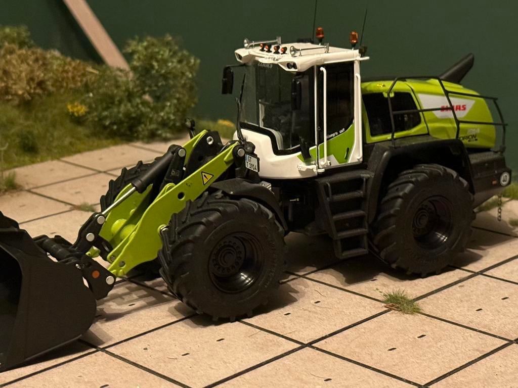 Claas torion wiking 1:32 verbouwd, Ophalen of Verzenden, Zo goed als nieuw, Tractor of Landbouw, Overige merken