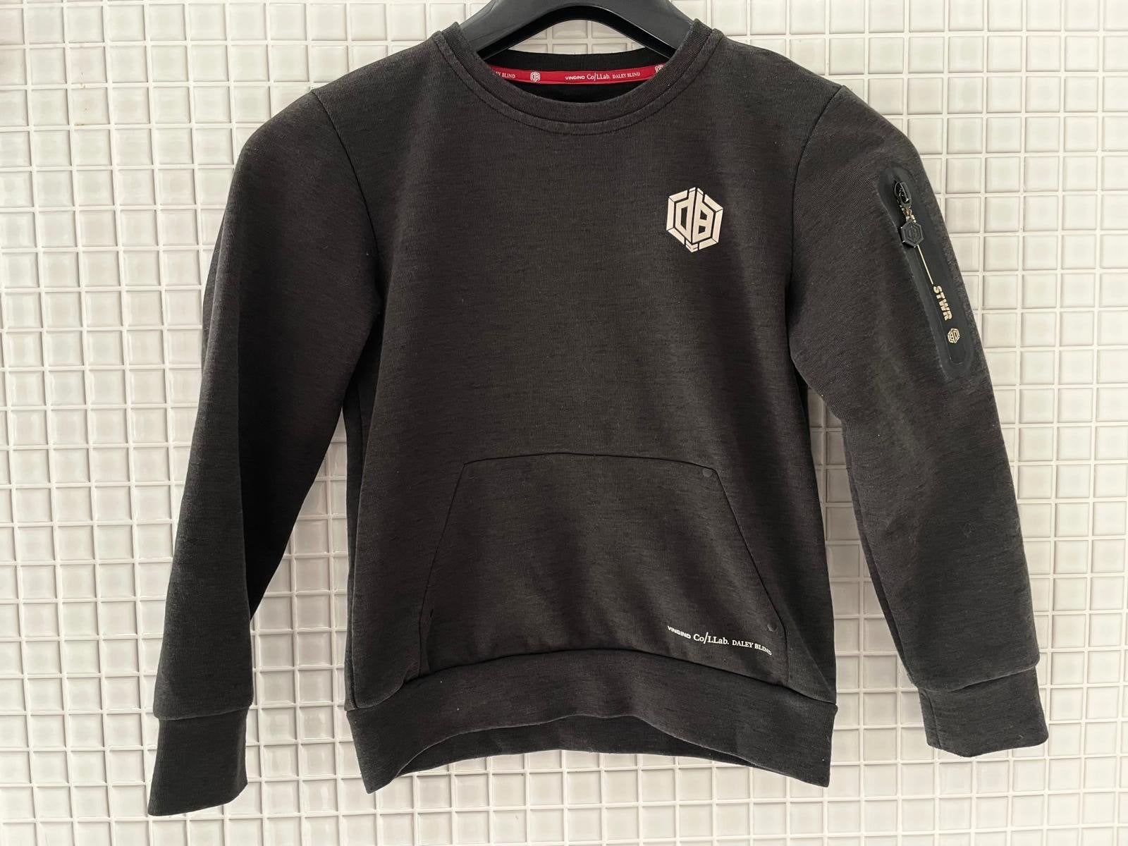 Vingino Donkergrijze sweater met logo maat 140, Kinderen en Baby's, Kinderkleding | Maat 140, Verzenden, Zo goed als nieuw, Jongen
