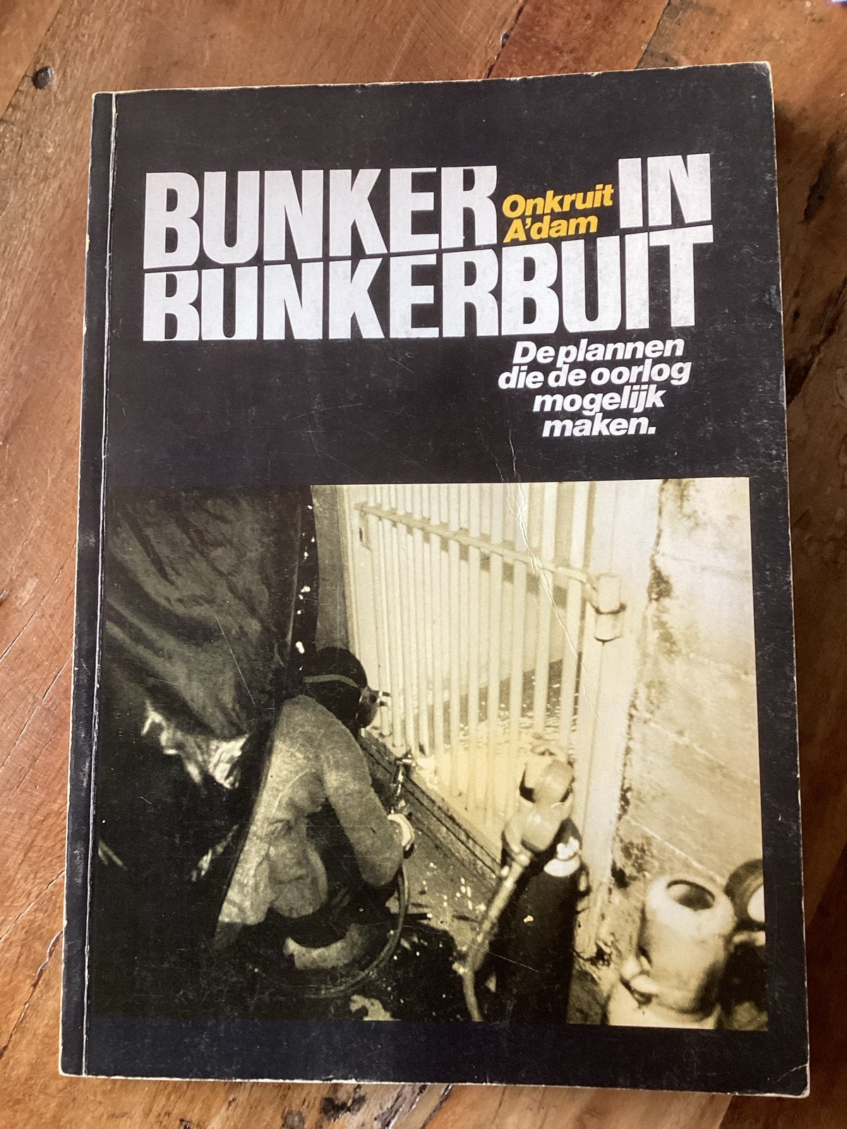 Boek Bunker in Bunkerbuit - Onkruit A'dam, Boeken, Oorlog en Militair, Ophalen of Verzenden, 1945 tot heden, Gelezen, Algemeen